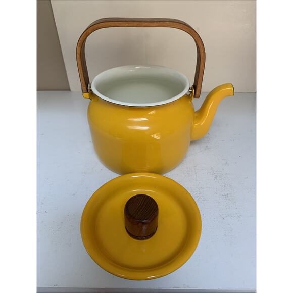 Vintage MCM Yellow Enamel Tea Kettle Small With Lid and Wood Handle EnamelWare - Picture 4 of 8